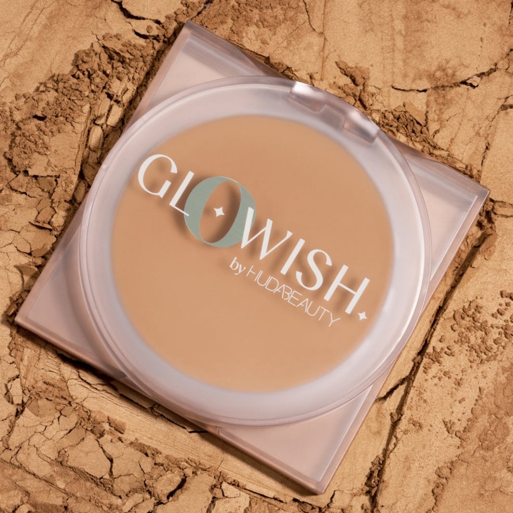 Huda Beauty FULL SIZE Glowish Pressed Powder in 05 Medium (NEUTRAL UNDERTONES)